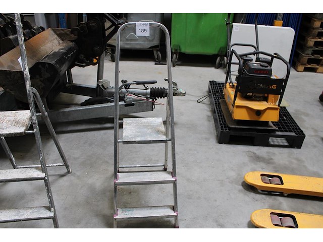 Trap twee treden en bordes. - afbeelding 1 van  2