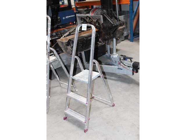 Trap twee treden en bordes. - afbeelding 2 van  2