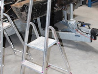 Trap twee treden en bordes. - afbeelding 2 van  2