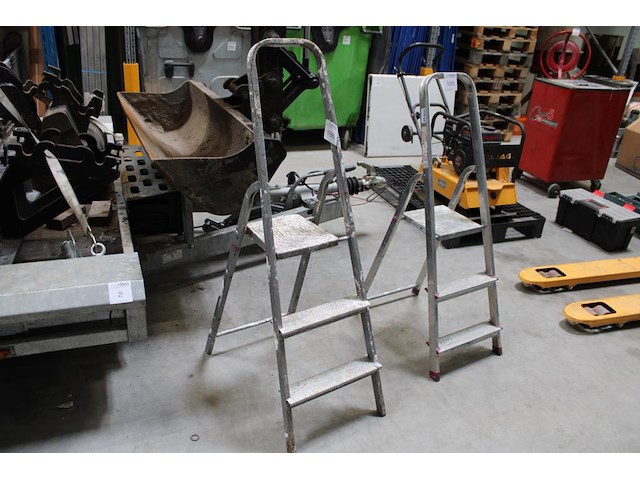 Trap twee treden en bordes. - afbeelding 1 van  2