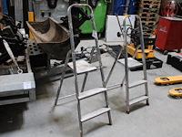 Trap twee treden en bordes. - afbeelding 1 van  2