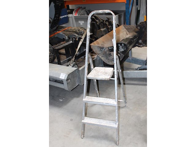 Trap twee treden en bordes. - afbeelding 2 van  2