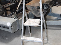 Trap twee treden en bordes. - afbeelding 2 van  2