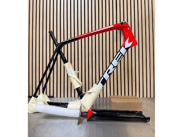 Trek - émonda sl disc fs-u-e-v trek black/radioactive red - frame 700c x 62 - afbeelding 1 van  9