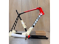 Trek - émonda sl disc fs-u-e-v trek black/radioactive red - frame 700c x 62 - afbeelding 1 van  9