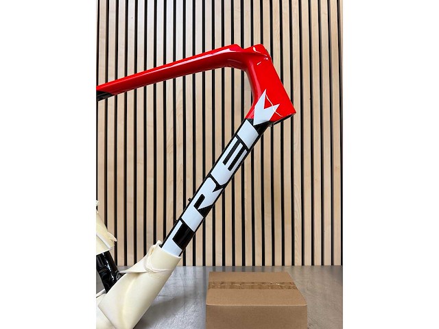 Trek - émonda sl disc fs-u-e-v trek black/radioactive red - frame 700c x 62 - afbeelding 3 van  9