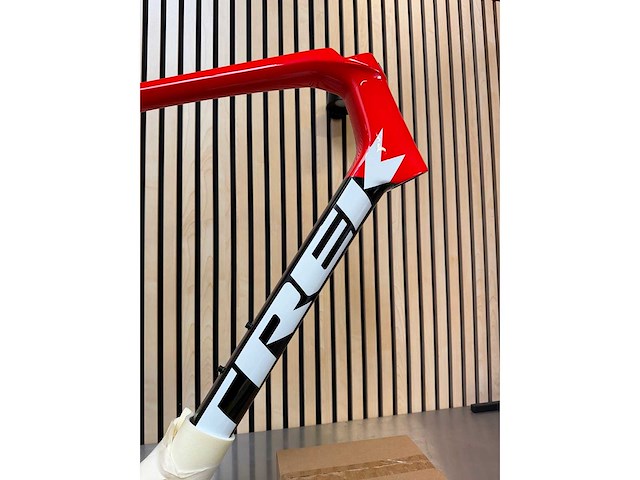 Trek - émonda sl disc fs-u-e-v trek black/radioactive red - frame 700c x 62 - afbeelding 4 van  9