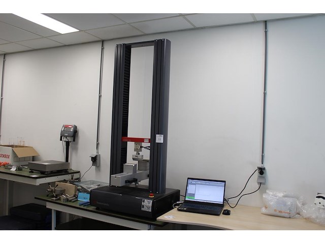 Trek- en druktestmachine testometric x350-20 met onderstel-/tafel en laptop t.b.v. aansturing en diverse hu... - afbeelding 1 van  7