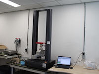 Trek- en druktestmachine testometric x350-20 met onderstel-/tafel en laptop t.b.v. aansturing en diverse hu...