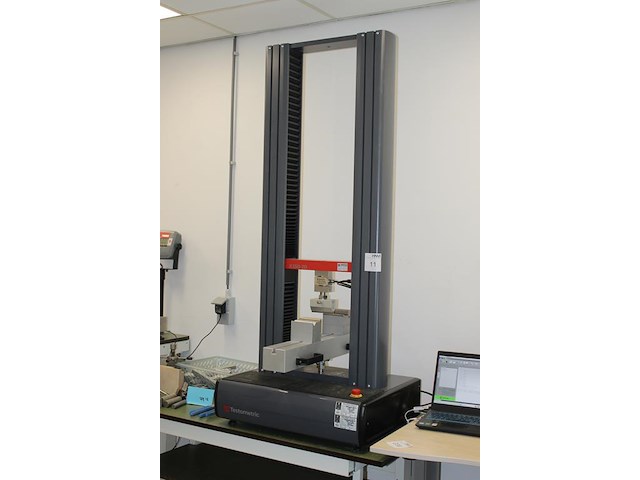 Trek- en druktestmachine testometric x350-20 met onderstel-/tafel en laptop t.b.v. aansturing en diverse hu... - afbeelding 2 van  7