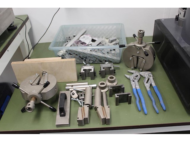 Trek- en druktestmachine testometric x350-20 met onderstel-/tafel en laptop t.b.v. aansturing en diverse hu... - afbeelding 4 van  7