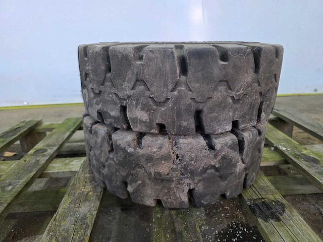 Trelleborg - 18x7-8 - vrachtwagenbanden - afbeelding 1 van  5