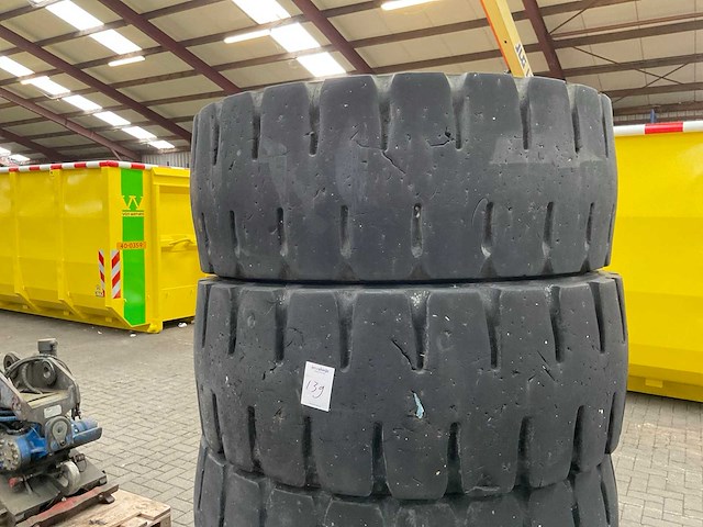 Trelleborg emr1050 grondverzet band (4x) - afbeelding 3 van  4