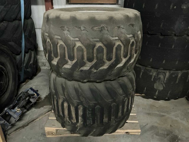 Trelleborg graafmachine band op velg (2x) - afbeelding 3 van  10