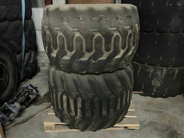 Trelleborg graafmachine band op velg (2x) - afbeelding 4 van  10