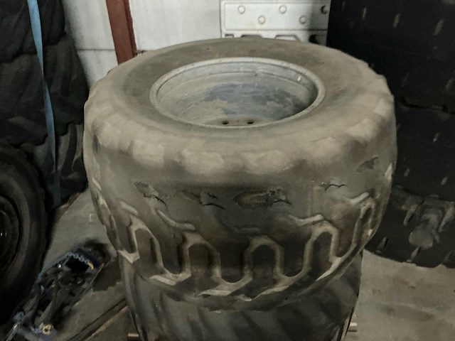 Trelleborg graafmachine band op velg (2x) - afbeelding 5 van  10