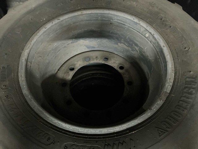 Trelleborg graafmachine band op velg (2x) - afbeelding 6 van  10