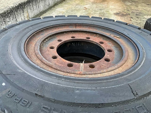 Trelleborg t-900 10.00-20 volrubber industrie band met velg (4x) - afbeelding 2 van  6