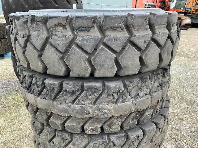 Trelleborg t-900 10.00-20 volrubber industrie band met velg (4x) - afbeelding 5 van  6