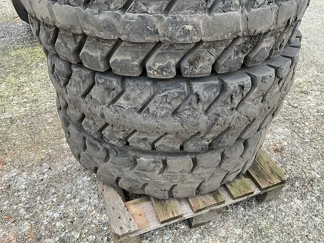 Trelleborg t-900 10.00-20 volrubber industrie band met velg (4x) - afbeelding 6 van  6