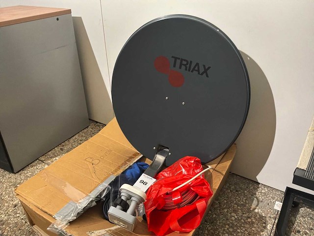 Triax satelliet antenne - afbeelding 1 van  2