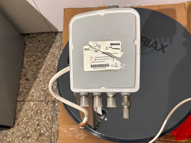 Triax satelliet antenne - afbeelding 2 van  2