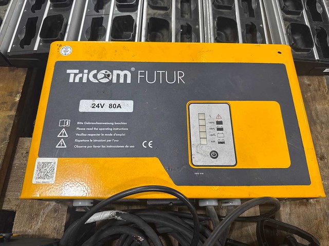 Tricom acculader - afbeelding 1 van  2