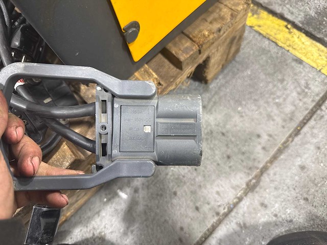 Tricom acculader - afbeelding 2 van  2