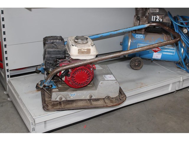 Trilplaat nn met honda motor. afmeting plaat 57 x 40 cm - afbeelding 1 van  5