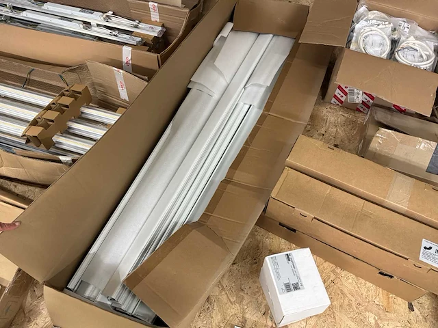 Trilux-veko-zumtobel-regiolux-steinel loodsverlichting/lijnverlichting partij - afbeelding 8 van  25