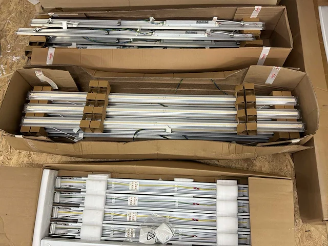 Trilux-veko-zumtobel-regiolux-steinel loodsverlichting/lijnverlichting partij - afbeelding 13 van  25