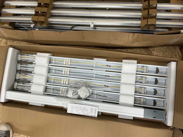 Trilux-veko-zumtobel-regiolux-steinel loodsverlichting/lijnverlichting partij - afbeelding 11 van  29