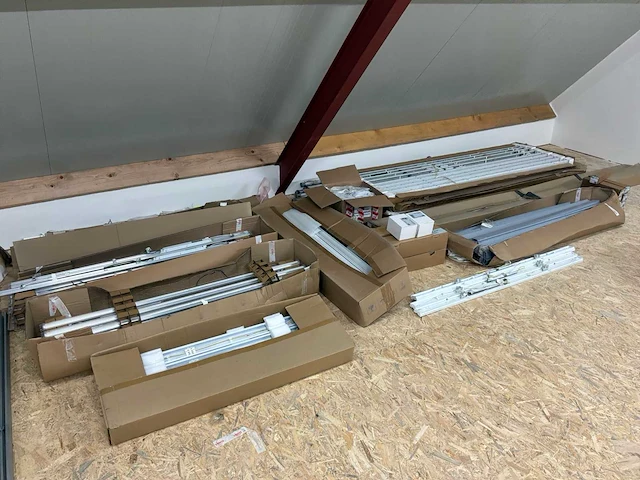 Trilux-veko-zumtobel-regiolux-steinel loodsverlichting/lijnverlichting partij - afbeelding 1 van  29