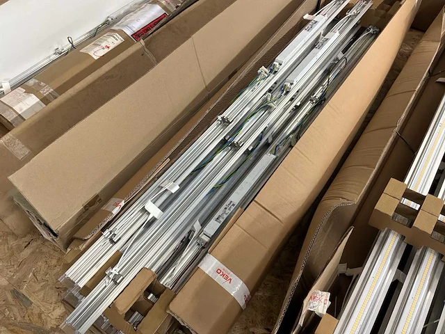 Trilux-veko-zumtobel-regiolux-steinel loodsverlichting/lijnverlichting partij - afbeelding 16 van  29