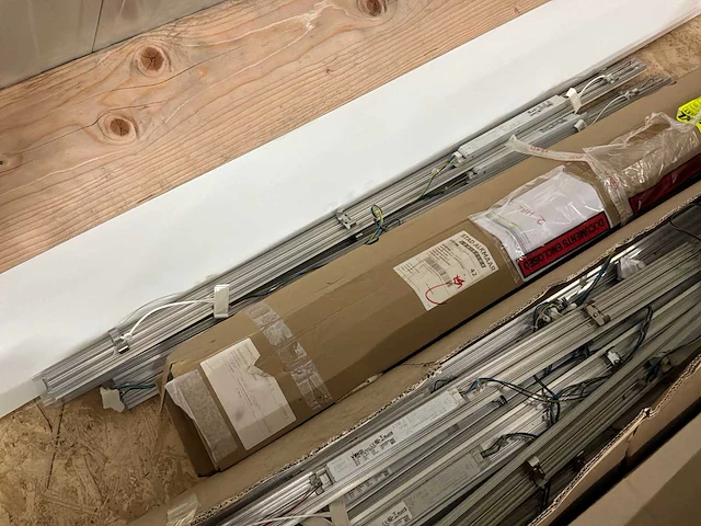 Trilux-veko-zumtobel-regiolux-steinel loodsverlichting/lijnverlichting partij - afbeelding 19 van  29
