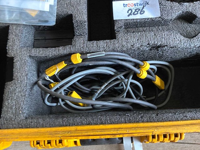 Trimble r8 gnss/ tsc2 gps-systeem - afbeelding 8 van  9