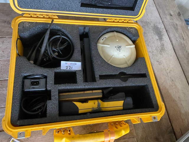 Trimble r8 gps ontvanger - afbeelding 1 van  3