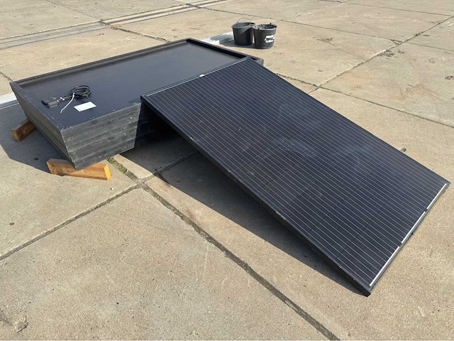 Trinasolar zonnepaneel met montage rails (9x) - afbeelding 1 van  11