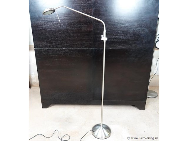 Trio leuchten staande multiverstelbare lamp - afbeelding 1 van  6