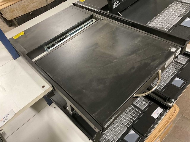 Tripp-lite b070-016-19-ip kvm switch - afbeelding 3 van  4