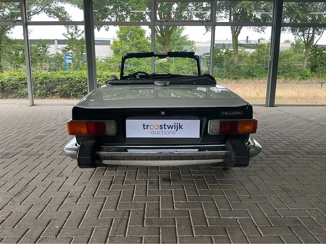 Triumph - 1974 - tr - 6 - personenauto - afbeelding 2 van  15