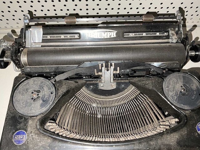 Triumph - typemachine - afbeelding 2 van  3