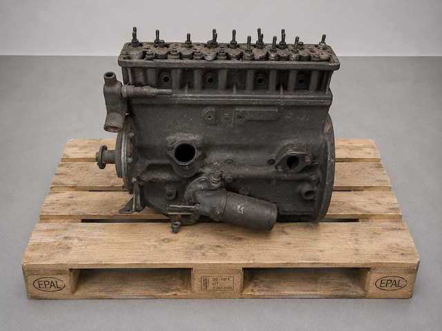 Triumph engine block ts31331e | original british classic sports car engine - afbeelding 1 van  4