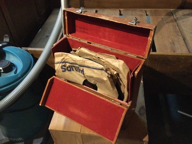 Triumph vintage platenkoffer met oude lp’s - afbeelding 2 van  4