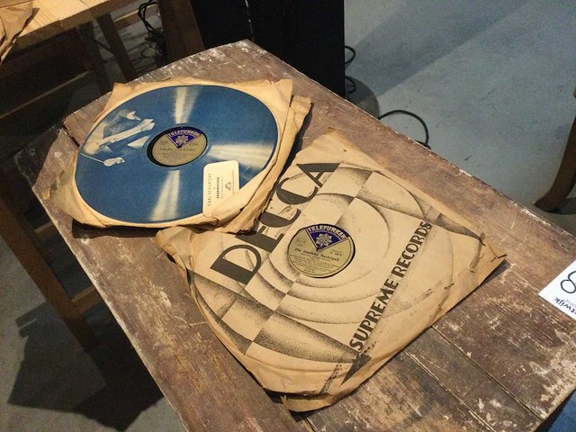 Triumph vintage platenkoffer met oude lp’s - afbeelding 3 van  4