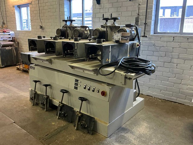 Trivec angle 600.4 borstelmachine - afbeelding 1 van  12