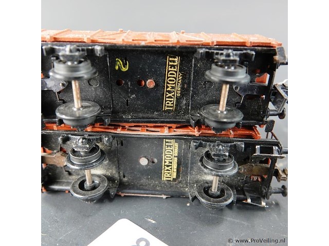 Trix express (schaal h0), vermoedelijk het type 'essen' (open hogeboordwagen), waarvan er één is uitgevoerd met een remmershuisje - afbeelding 5 van  5