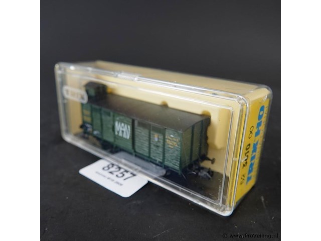 Trix gesloten goederenwagen met remmershuis van de königlich bayerische staatsbahn (k.bay.sts.b.), bedrukt met het logo van man (maschinenfabrik augsburg-nürnberg) - afbeelding 1 van  2