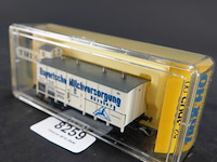 Trix minitrix 15359 n-schaal goederenwagen met remhuis van de k.bay.sts.b. (koninklijke beierse spoorwegen), met de opdruk "bayerische milchversorgung nürnberg" (jaarwagen 2009 trix profi-club) - afbeelding 1 van  3