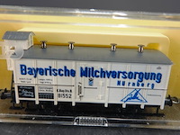 Trix minitrix 15359 n-schaal goederenwagen met remhuis van de k.bay.sts.b. (koninklijke beierse spoorwegen), met de opdruk "bayerische milchversorgung nürnberg" (jaarwagen 2009 trix profi-club) - afbeelding 2 van  3